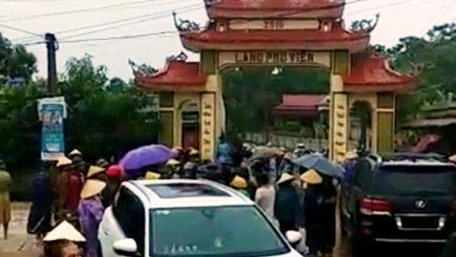 Làng đánh kẻng vây bắt nhóm người phá cổng làng Làng đánh kẻng vây bắt nhóm người phá cổng làng