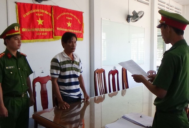 Gã đàn ông cho bé hàng xóm 20.000 đồng sau mỗi lần giao cấu Cơ quan công an đọc lệnh khởi tố, bắt tạm giam Chính
