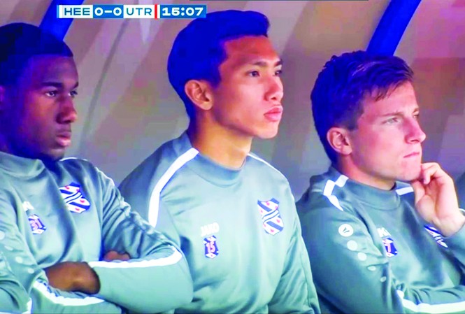 Văn Hậu khởi đầu thuận lợi tại SC Heerenveen Văn Hậu trên băng ghế dự bị của SC Heerenveen ở trận đấu chiều qua