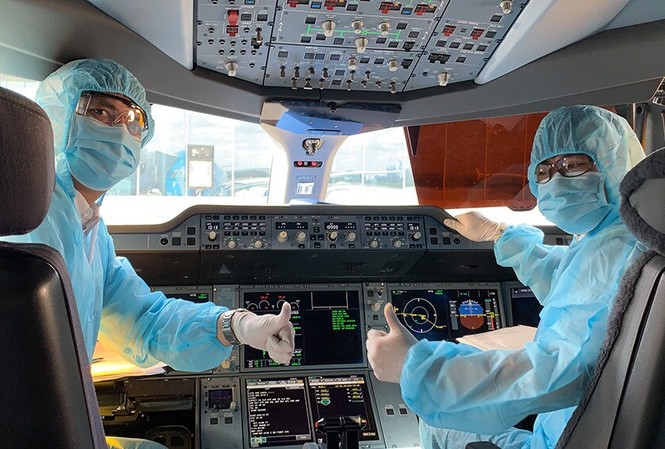 Thêm thông tin về chuyến bay chưa từng có của VN để 'giải cứu' lao động ở Guinea Xích đạo Dự kiến, chuyến bay “giải cứu” lao động tại Guinea Xích đạo sẽ khởi hành đi từ Nội Bài sau đó về hạ cánh ở Vân Đồn.
