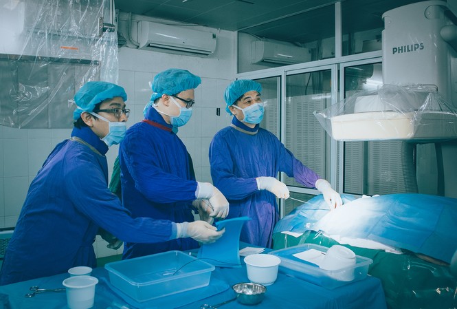 Phương pháp mới 'trị' ung thư gan, thêm nhiều cơ hội sống cho người bệnh Các bác sĩ tiến hành điều trị ung thư biểu mô tế gan tiến triển bằng nút hóa chất động mạch dùng thuốc Lipiodol cho bệnh nhân tại BV Việt Đức