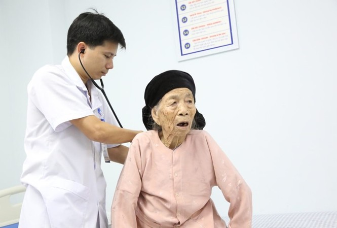 Cứu sống cụ bà cao tuổi nhất Việt Nam bị nhồi máu cơ tim Thạc sĩ bác sĩ Nguyễn Văn Sơn – Trưởng đơn vị Can thiệp tim mạch – Phó giám đốc Trung tâm Tim mạch cho biết: Đây là trường hợp người bệnh cao tuổi nhất bị nhồi máu cơ tim được cứu sống tại Việt Nam