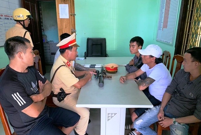 Lấy súng dọa bắn hành khách trên Quốc lộ 1 do mâu thuẫn không nhường đường Các đối tượng đi trên ô tô 7 chỗ 60A-069.36 sau khi cố thủ trên ô tô có mang theo súng, roi điện đã bị công an khống chế đưa về trụ sở để lấy lời khai, điều tra (ảnh CA)