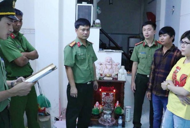 Ai cầm đầu đường dây vượt biên 36.000 USD, hứa đến Mỹ chỉ sau 1 tuần? Đọc lệnh khởi tố Bùi Thị Thu Hồng cùng chồng (ảnh Công an TT-Huế)