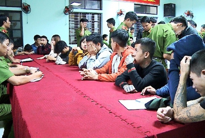 28 'dân chơi' thuê phòng hát karaoke thác loạn ma túy thâu đêm Công an kiểm tra, lấy lời khai các thanh niên sử dụng ma túy tại quán karaoke