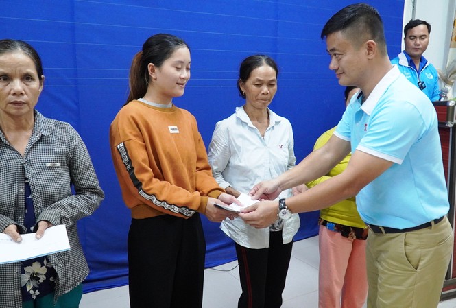 Tranh thủ từng phút, sẻ chia với từng hoàn cảnh khó khăn Ông Nguyễn Duy Hưng, Tổng Giám đốc Công ty CP Đầu tư Sài Gòn-Huế trao quà đến tay người dân
