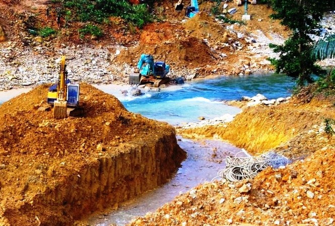 Nhìn gần ‘dòng sông mới’ Rào Trăng vừa nắn chỉnh để tìm nạn nhân mất tích Chia nước, phân thủy dòng Rào Trăng để chuẩn bị đắp đập tạm.