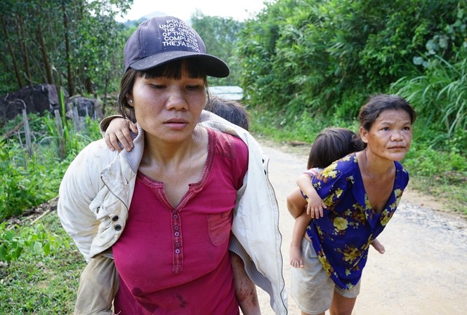 Người mẹ mất 3 con trong vụ lở núi Trà Leng: 'Sữa căng tức mà con không còn' Chị Trần Thị Diệu ôm đứa con gái tháo chạy khỏi nơi sạt lở. ảnh Hoài Văn