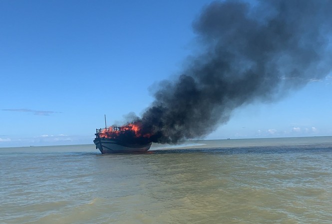 Tàu chở khách bốc cháy trên biển Cù Lao Chàm, 18 người thoát chết Tàu chở hành khách từ Cù Lao Chàm về TP. Hội An thì bất ngờ bốc cháy dữ dội.