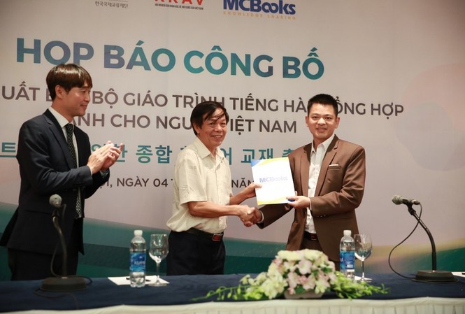 Việt Nam chính thức được trao quyền xuất bản giáo trình tiếng Hàn tổng hợp Đại diện Chính phủ Hàn Quốc và Hội Nghiên cứu khoa học về Hàn Quốc của Việt Nam trao quyết định cho phép Công ty Cổ phần sách MCBooks được xuất bản cuốn Giáo trình tiếng Hàn tổng hợp cho người Việt Nam.