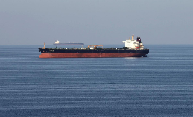 Mỹ kêu gọi thành lập liên minh quân sự bảo vệ vùng biển ngoài khơi Iran, Yemen Tàu chở dầu đi qua eo biển Hormus. Ảnh Reuters