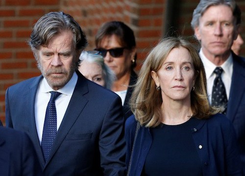 Diễn viên chi 350 triệu chạy trường cho con nhận án tù Felicity Huffman cùng chồng (trái) tới phiên xét xử tại tòa án Boston. Ảnh: Reuters.
