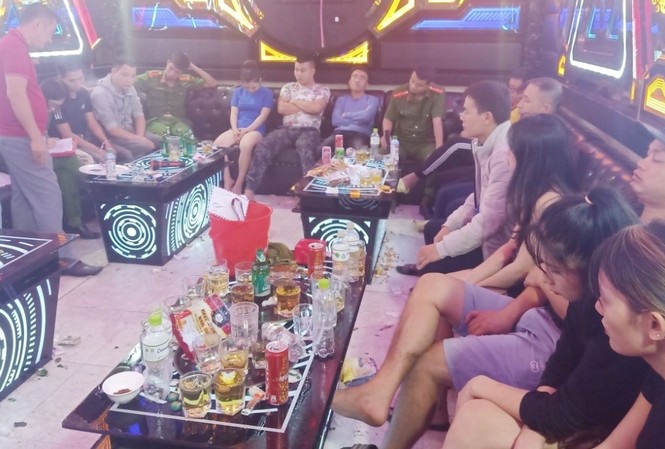 17 người tổ chức tiệc ma túy trong quán karaoke Công an lập biên bản, bắt giữ nhóm thanh niên sử dụng ma túy. Ảnh: Công an huyện Chiêm Hóa.