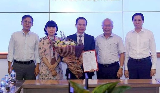 Bộ sậu lãnh đạo Mobifone vừa bị khởi tố dính sai phạm gì trong thương vụ mua AVG Ông Nguyễn Đăng Nguyên đứng giữa ôm hoa trong ngày được giao nhiệm vụ phụ trách chức vụ Tổng giám đốc Mobifone