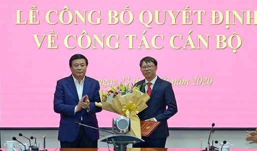 Điều động, bổ nhiệm nhân sự Học viện Chính trị Quốc gia Hồ Chí Minh GS.TS Nguyễn Xuân Thắng trao quyết định và chúc mừng PGS.TS Đinh Ngọc Giang