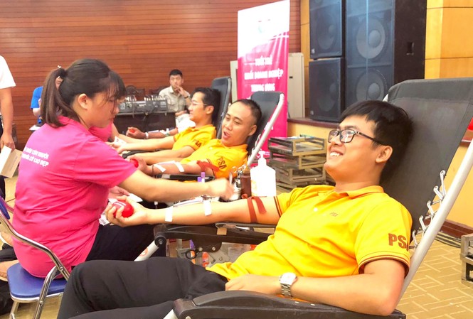 7.000 cán bộ, đoàn viên, thanh niên xếp hàng hiến máu tình nguyện Niềm vui của các bạn trẻ khi được sẻ chia giọt máu đào cho những người bị bệnh đang cần máu.