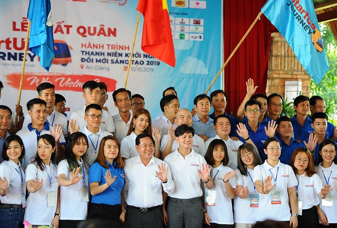 Hơn 100 bạn trẻ bắt đầu hành trình khởi nghiệp qua 9 tỉnh, thành Lễ xuất quân “Hành trình thanh niên khởi nghiệp đổi mới sáng tạo” tại huyện Tịnh Biên, An Giang, ngày 10/10