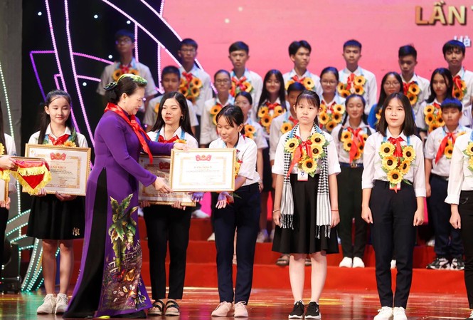 Giáo dục thiếu nhi toàn diện để trở thành những công dân tốt Chủ tịch Quốc hội Nguyễn Thị Kim Ngân trao tặng Bằng khen cho đại biểu thiếu nhi tham dự Đại hội cháu ngoan Bác Hồ toàn quốc lần thứ IX, năm 2020.
