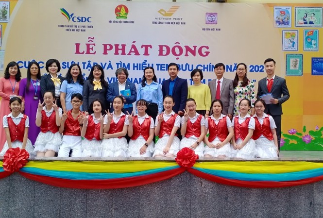 Tuổi trẻ Việt Nam qua con tem bưu chính Cuộc thi sưu tập và tìm hiểu tem bưu chính năm 2021 được tổ chức từ ngày 26/10/2020 – 28/2/2021, dành cho đội viên, thiếu niên Việt Nam và nước ngoài đang sinh sống, học tập tại Việt Nam từ 8-15 tuổi.