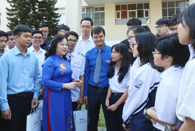 Những công trình, sáng kiến tâm huyết, góp phần đổi mới giáo dục Thứ trưởng Bộ Giáo dục và Đào tạo Ngô Thị Minh; anh Bùi Quang Huy, Bí thư T.Ư Đoàn, Chủ tich T.Ư Hội SVVN trò chuyện với các tác giả, nhóm tác giả lọt vào chung khảo chương trình "Tri thức trẻ vì giáo dục" năm 2020. Ảnh: Bảo Anh
