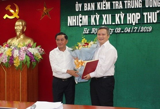 Luân chuyển Ủy viên Ủy ban Kiểm tra T.Ư làm Phó Bí thư Hà Tĩnh Ông Trần Cẩm Tú trao quyết định và chúc mừng đồng chí Trần Tiến Hưng