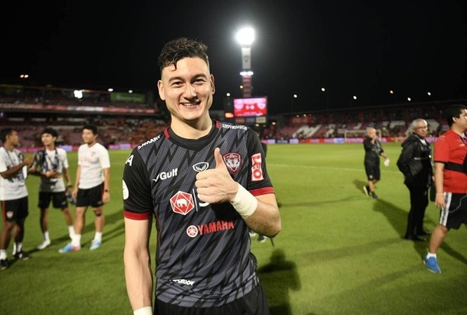 Thủ môn Văn Lâm lọt vào đội hình tiêu biểu Thai League Thủ môn Văn Lâm lọt vào đội hình tiêu biểu Thai League