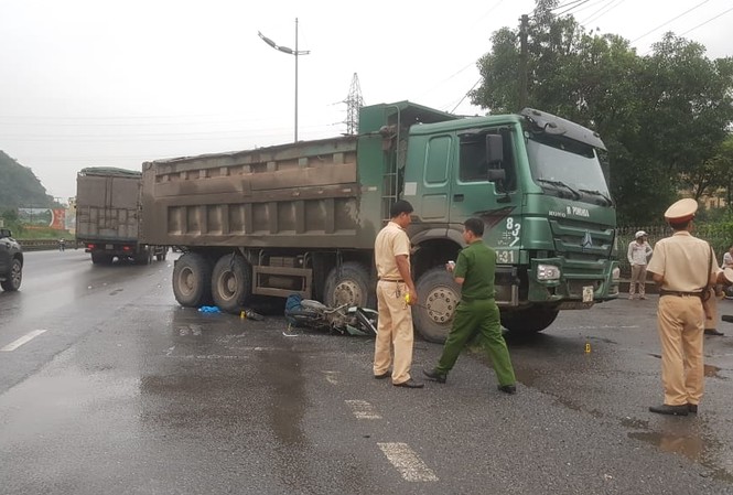 Nữ du khách nước ngoài cuốn vào gầm xe tải tử vong Hiện trường vụ tai nạn. Ảnh: T.B