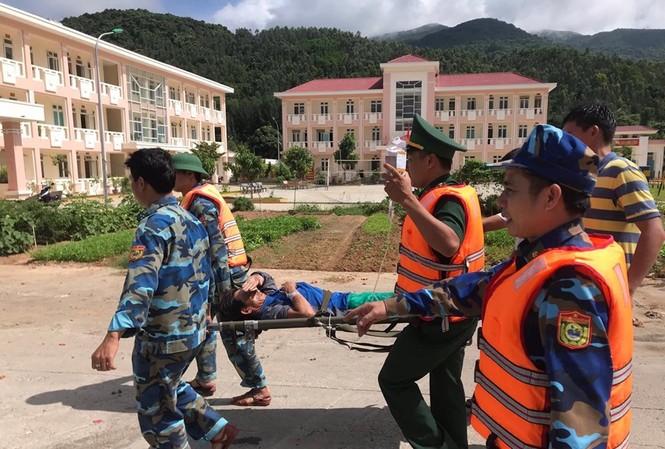 5 ngư dân ngộ độc trên biển, thuyền trưởng tử vong Hiện các ngư dân bị nạn đã được đưa vào bệnh viện tiếp tục điều trị.