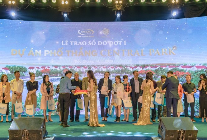 Tập đoàn Tây Bắc trao sổ đỏ cho khách hàng tại dự án ở Bắc Giang Lãnh đạo Tập đoàn Tây Bắc trao giấy chứng nhận quyền sử dụng đất, nhà ở và tài sản khác gắn liền với đất cho khách hàng tại dự án Phố Thắng Central Park