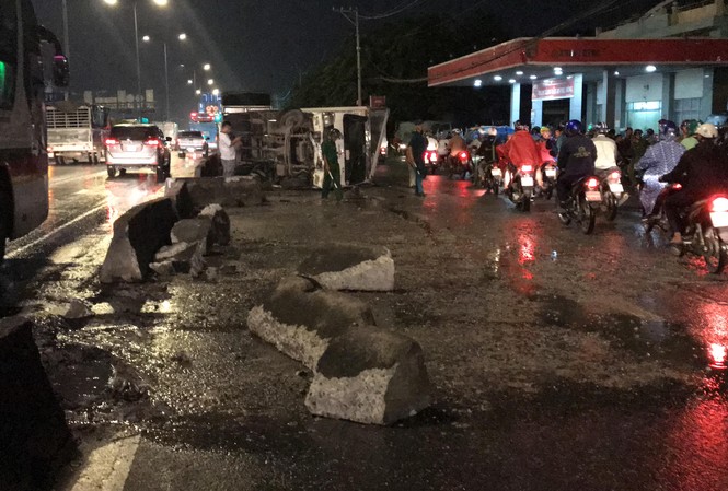 Xe tải lật đè xe máy trên quốc lộ, thanh niên thoát chết thần kỳ Hiện trường tai nạn.