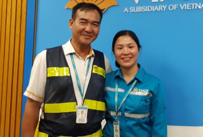 Nhân viên sân bay trả tài sản gần 1 tỉ đồng cho khách nước ngoài Chị Ngọc cùng đại diện hãng hàng không đã trả lại tài sản cho khách.
