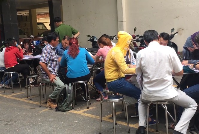 Người dân ùn ùn đến công an trình báo sau khi Chủ tịch Alibaba bị bắt Nhiều người dân đến cơ quan công an tố cáo công ty Alibaba.
