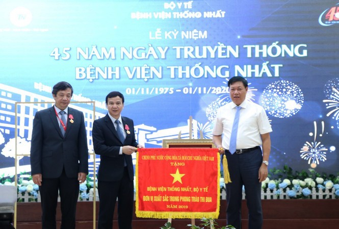 Trung tâm lọc máu kỹ thuật cao hiện đại nhất Việt Nam hoạt động Bệnh viện Thống Nhất nhận cờ thi đua của Chính phủ.