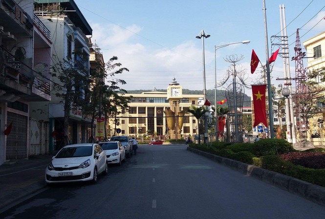 Bao nhiêu điểm thu phí dừng đỗ ô tô ở Cẩm Phả? Cẩm Phả quyết lập lại trật tự từ việc thu phí dừng đỗ xe.