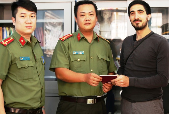 Công an nhanh chóng tìm trả hộ chiếu cho du khách nước ngoài Công an TT-Huế tìm trả lại hộ chiếu bị đánh rơi cho anh Aligi Folia (người Ý) chỉ sau một đêm kiểm tra, xác minh thông tin.