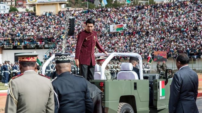 Madagascar: Giẫm đạp trong lễ mừng Quốc khánh, 91 người thương vong Tổng thống Madagascar - Andry Rajoelina tham dự lễ kỉ niệm Quốc khánh tại sân vận động Mahamasina hôm qua, 26/6, trước khi xảy ra vụ giẫm đạp kinh hoàng. Ảnh: EPA