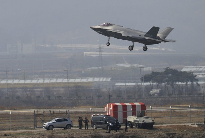 Triều Tiên ‘nóng mắt’ vì Hàn Quốc mua máy bay tàng hình Mỹ Máy bay tàng hình F-35A hạ cánh tại căn cứ Chungju (Hàn Quốc) hồi tháng 3/2019. Ảnh: Yonhap