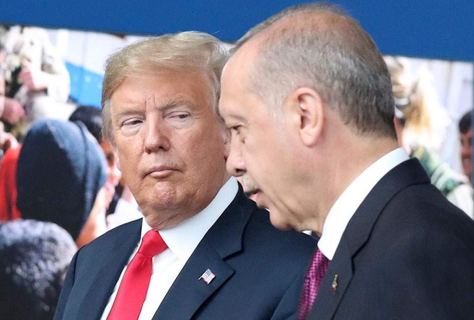 Thổ Nhĩ Kỳ mua S-400 Nga: Vì sao Mỹ nổi trận lôi đình? Tổng thống Mỹ Donald Trump và Tổng thống Thổ Nhĩ Kỳ Recep Tayyip Erdogan. Ảnh: AP