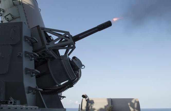Tàu chiến Mỹ bắn rơi máy bay không người lái Iran, cảnh báo leo thang căng thẳng Tàu USS Boxer khai hỏa. Ảnh: Reuters