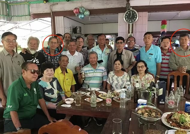 Cụ ông U70 bắn chết bạn giữa buổi họp lớp vì bị bắt nạt cách đây 53 năm Ông Suthat (khoanh đỏ bên phải) và ông Thanapat (khonh đỏ bên trái). Ảnh: Daily Mail