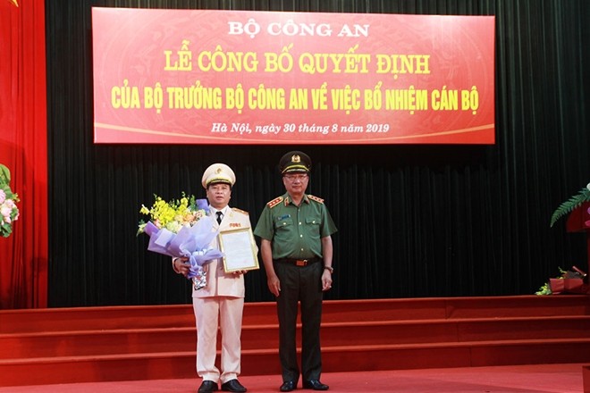 Điều động, bổ nhiệm nhân sự Bộ Công an Thứ trưởng Nguyễn Văn Thành trao quyết định và chúc mừng tân Cục trưởng Nguyễn Đình Thuận.
