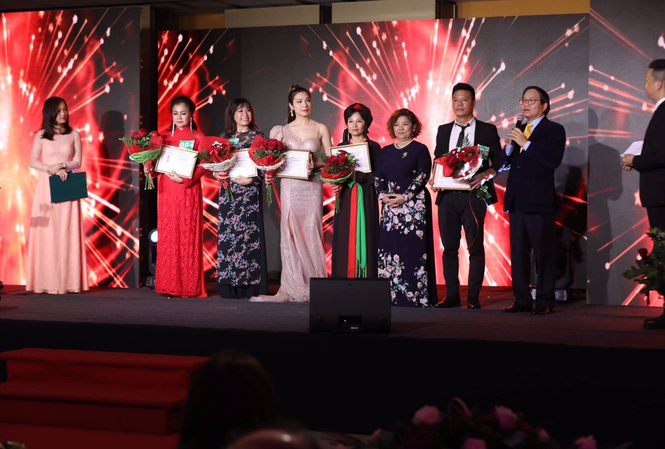 Kết thúc Liên hoan 'Tôi yêu tiếng nước tôi': Ăm ắp những nhớ thương Ban Tổ chức tặng 5 huy chương vàng cho 5 thí sinh: Lại Hồng Đạo (Đức), Nguyễn Thị Thanh Huyền (Ba Lan), Hồ Ngọc Nga (Hungary), Trần Lê Na (Ba Lan), Nguyễn Thị Kim Liên (Thái Lan).