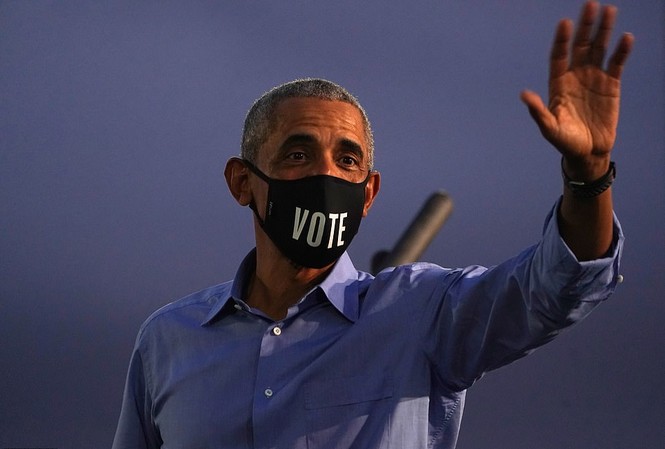 Ông Obama nói 'ngày xưa chỉ đi bán kem cũng nộp nhiều thuế hơn ông Trump' Ông Obama trong sự kiện ngày 21/10. Ảnh: Reuters