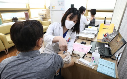 Hàn Quốc: Rúng động vụ hàng chục người tử vong sau khi tiêm phòng cúm Một người đàn ông đi tiêm phòng cúm ở Seoul. Ảnh: Yonhap