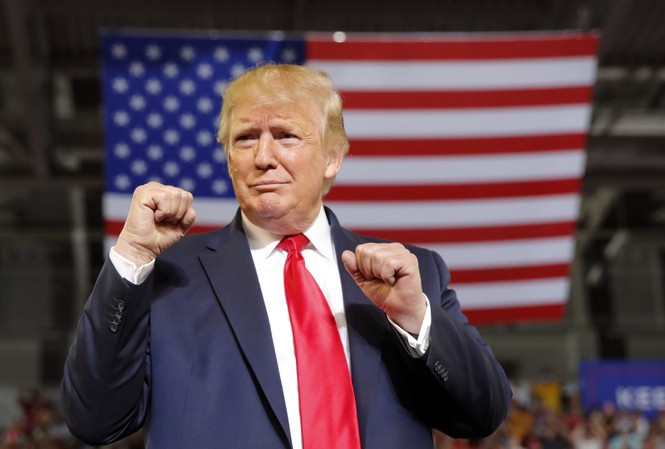 Hôm nay, ông Trump đi bỏ phiếu sớm ở bang chiến địa Florida Ảnh: AP