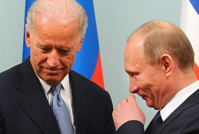 Ông Putin nói gì về tin đồn Nga rót 3,5 triệu đô vào túi ông Biden? Tổng thống Nga Vladimir Putin (phải) và ứng viên Tổng thống Mỹ Joe Biden (trái). Ảnh: Tass