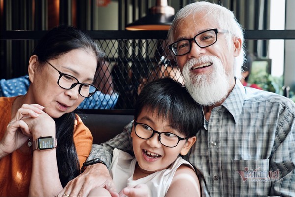 Ông xã kín tiếng 40 năm chở vợ đi diễn bằng xe máy của NSND Kim Xuân NSND Kim Xuân cùng ông xã và cháu.