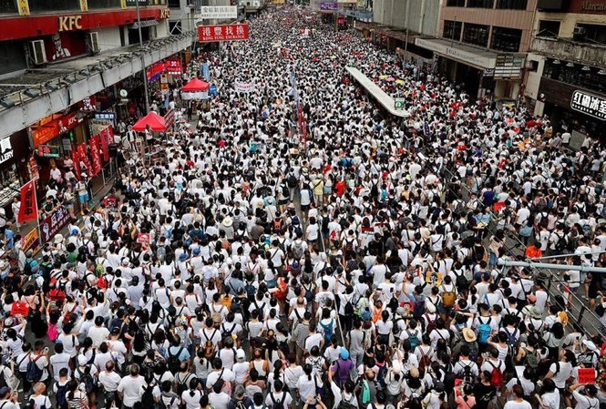 Hong Kong: Số người biểu tình tăng kỷ lục, thủ lĩnh 'Cách mạng ô' ra tù Hong Kong: Số người biểu tình tăng kỷ lục, thủ lĩnh 'Cách mạng ô' ra tù