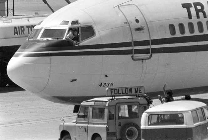 Bắt nghi phạm cướp máy bay năm 1985 Một tên không tặc cầm súng lục bên cửa sổ máy bay. Ảnh: Getty.