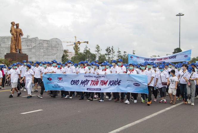 Gần 3.000 người tham gia đi bộ ‘cho một trái tim khoẻ’ Gần 3.000 người tham gia đi bộ “cho một trái tim khỏe”.